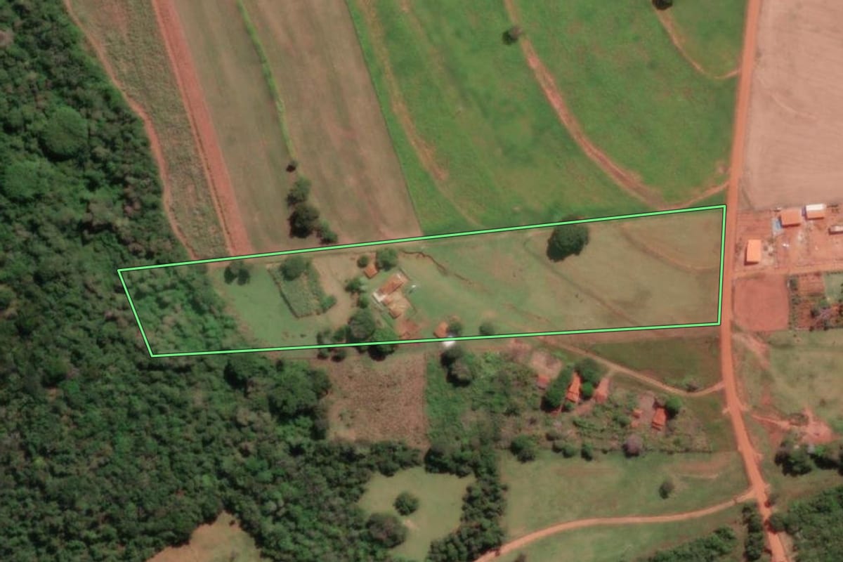 Imagem de satélite do imóvel rural em Bálsamo (SP), com o contorno declarado no CAR desenhado por cima.