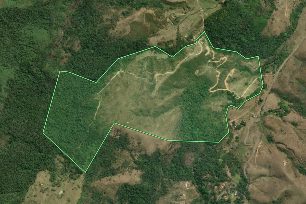 Imagem de satélite do imóvel rural em Bananal (SP), com o contorno declarado no CAR desenhado por cima.