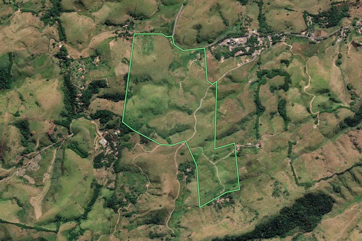 Imagem de satélite do imóvel rural em Bananal (SP), com o contorno declarado no CAR desenhado por cima.
