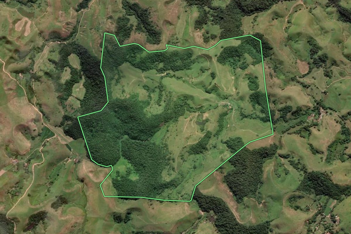 Imagem de satélite do imóvel rural em Bananal (SP), com o contorno declarado no CAR desenhado por cima.