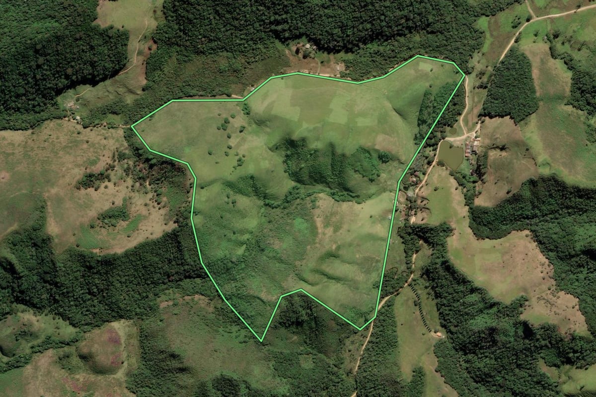 Imagem de satélite do imóvel rural em Bananal (SP), com o contorno declarado no CAR desenhado por cima.