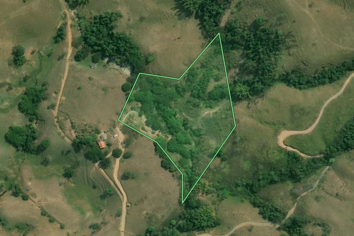 Imagem de satélite do imóvel rural em Bananal (SP), com o contorno declarado no CAR desenhado por cima.
