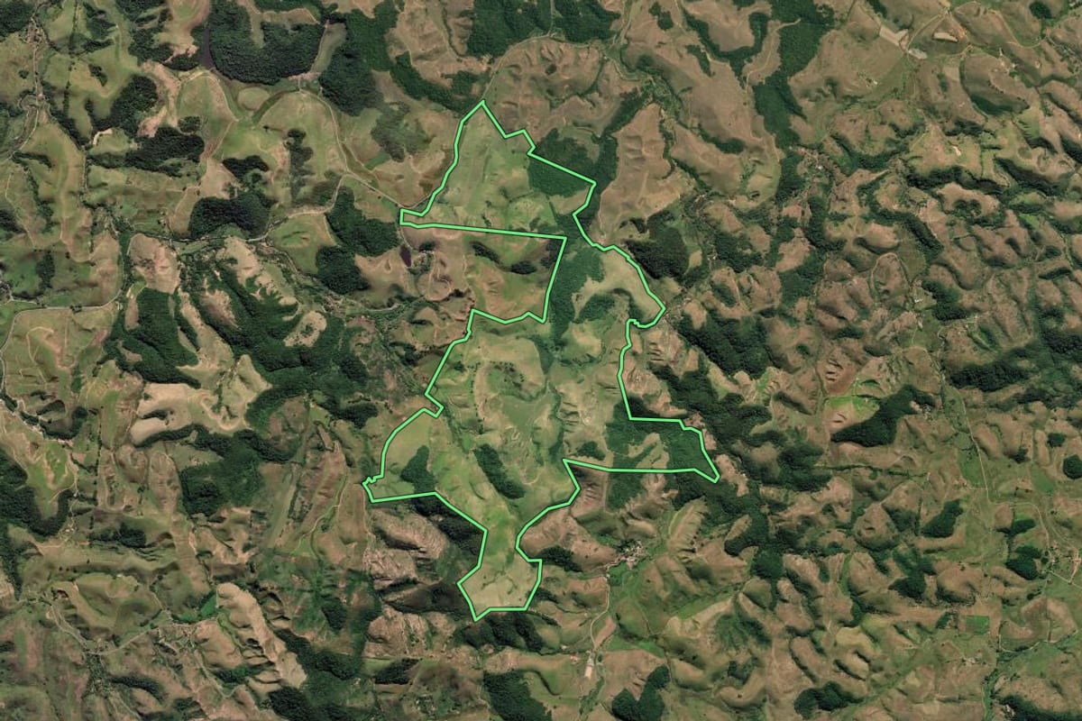 Imagem de satélite do imóvel rural em Bananal (SP), com o contorno declarado no CAR desenhado por cima.