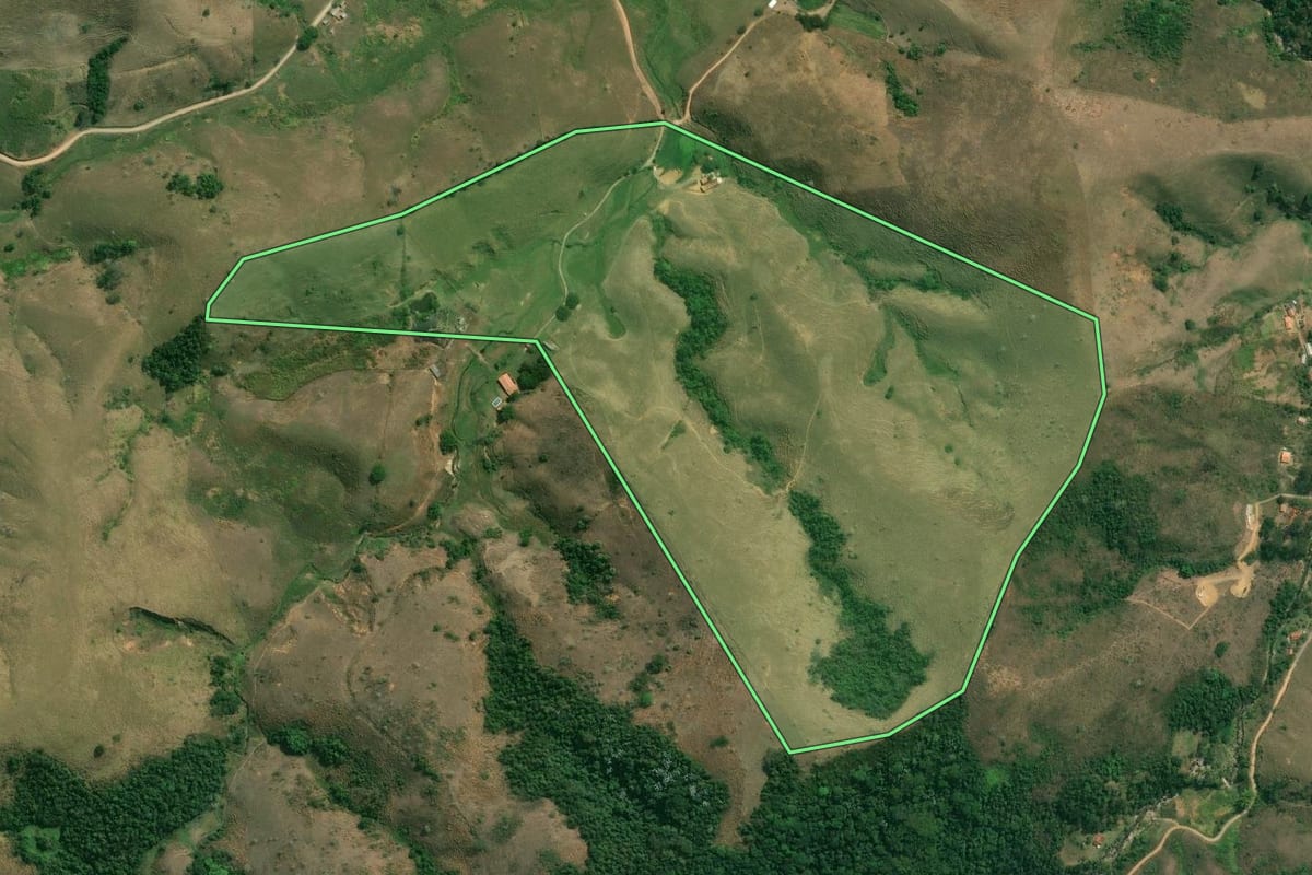 Imagem de satélite do imóvel rural em Bananal (SP), com o contorno declarado no CAR desenhado por cima.