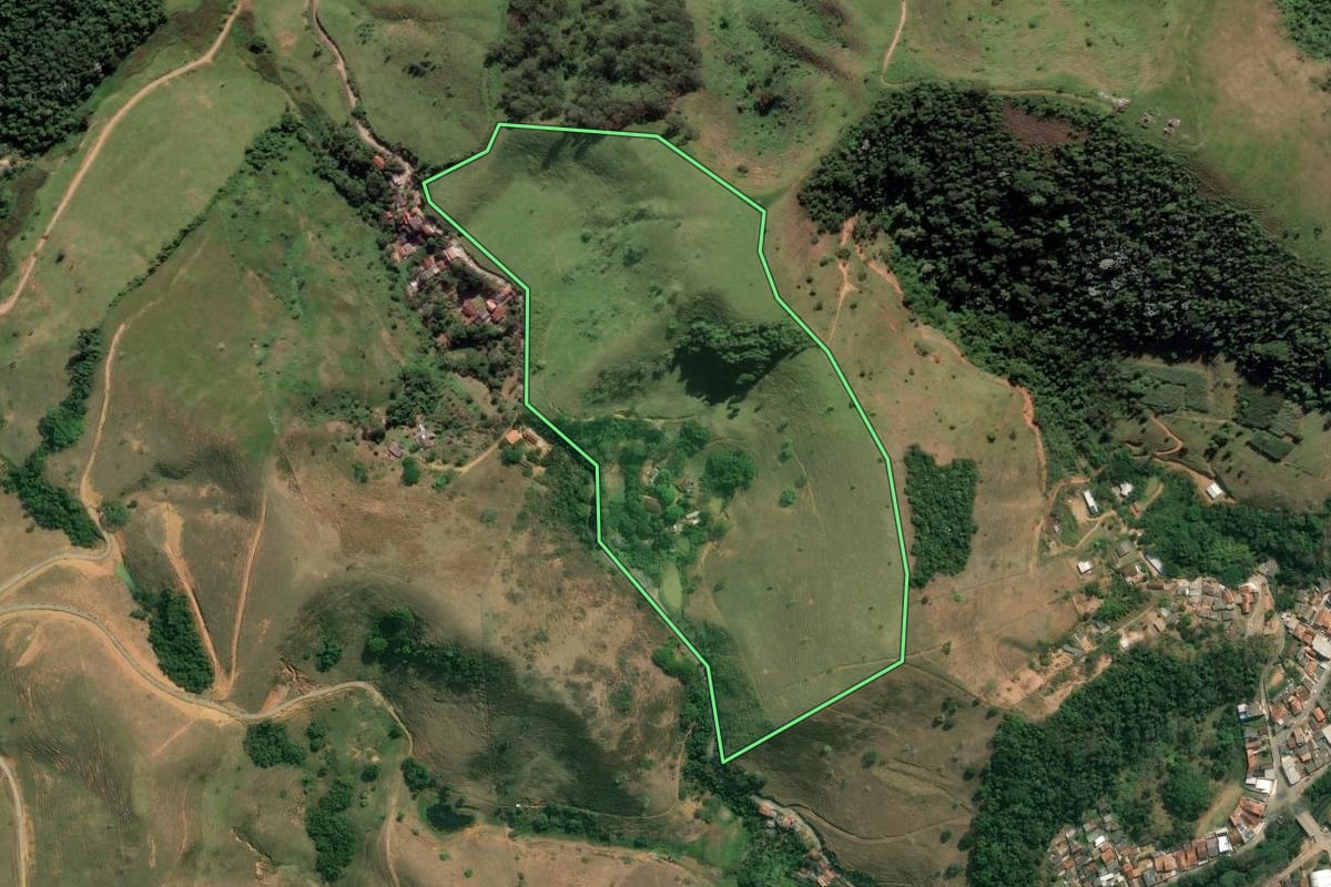 Imagem de satélite do imóvel rural em Bananal (SP), com o contorno declarado no CAR desenhado por cima.