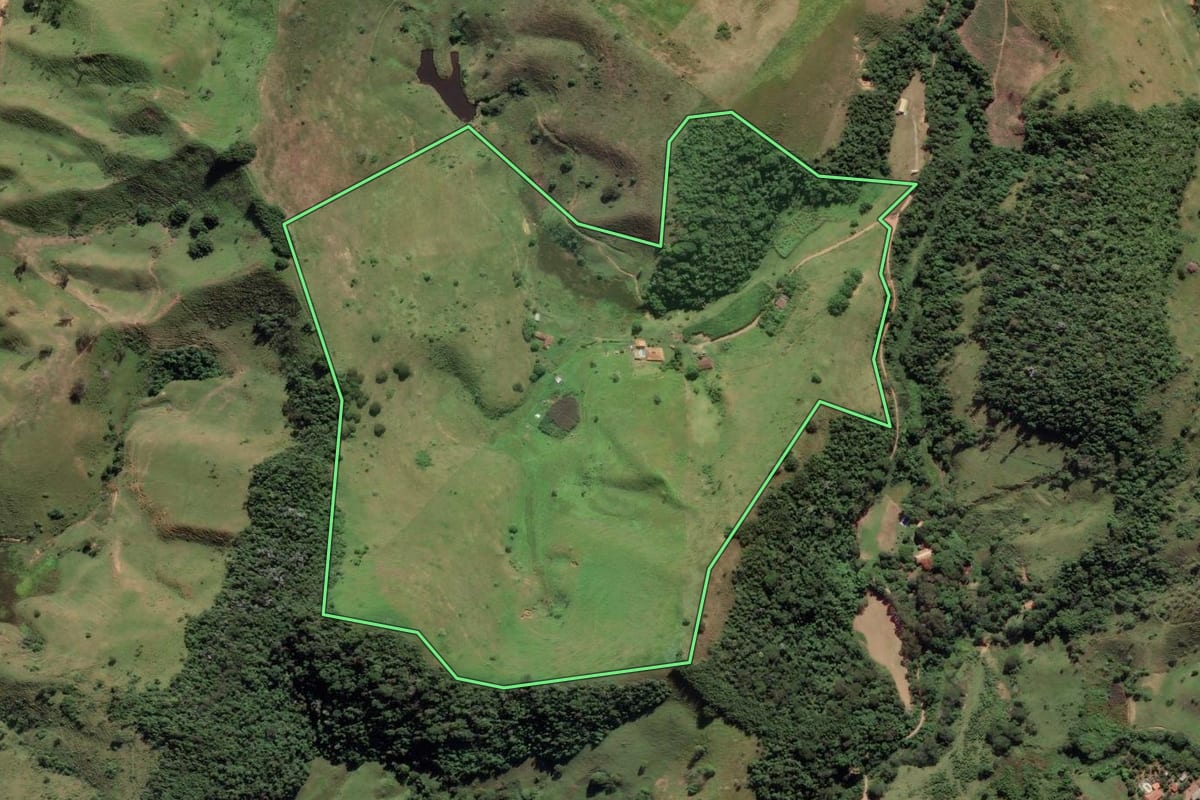 Imagem de satélite do imóvel rural em Bananal (SP), com o contorno declarado no CAR desenhado por cima.