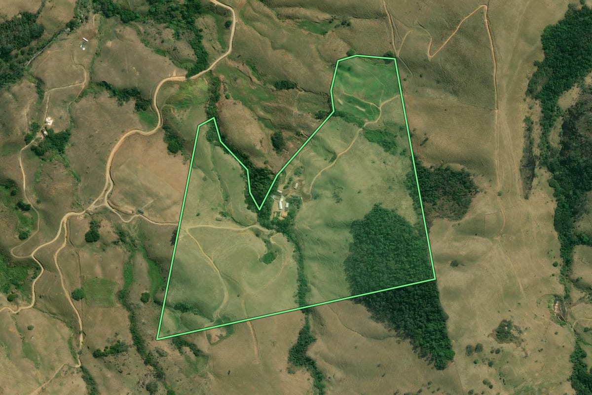 Imagem de satélite do imóvel rural em Bananal (SP), com o contorno declarado no CAR desenhado por cima.