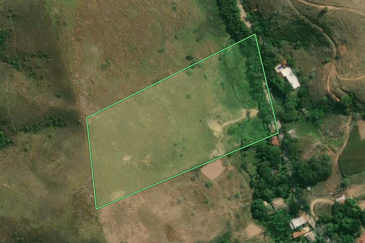 Imagem de satélite do imóvel rural em Bananal (SP), com o contorno declarado no CAR desenhado por cima.