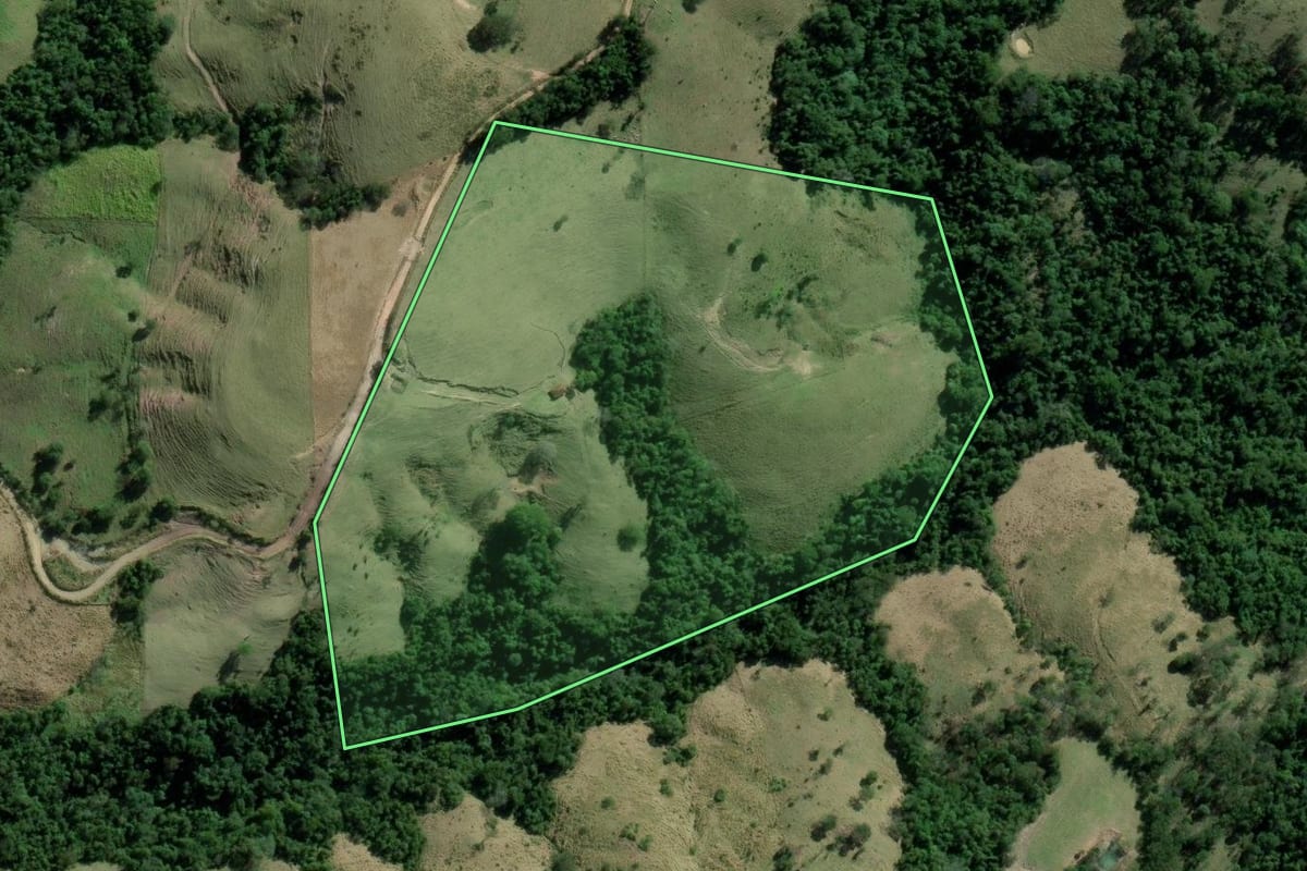 Imagem de satélite do imóvel rural em Barão de Antonina (SP), com o contorno declarado no CAR desenhado por cima.