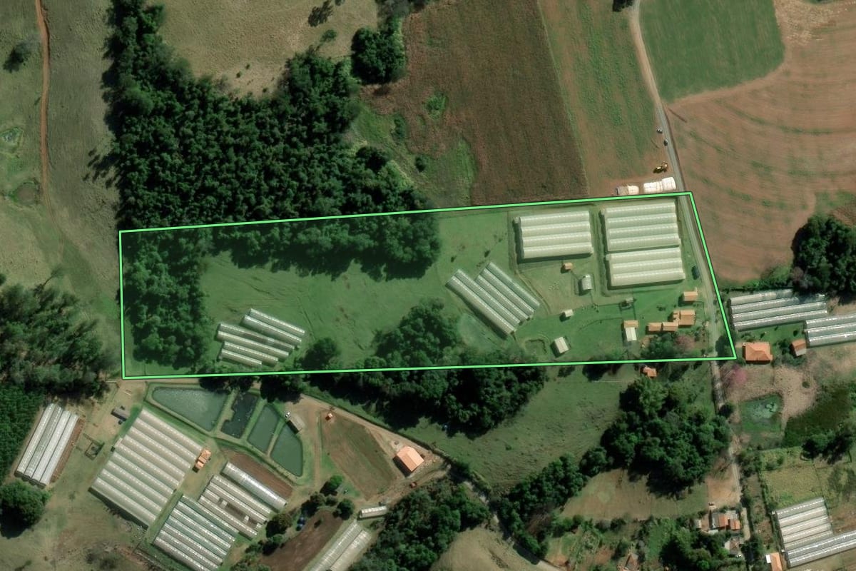 Imagem de satélite do imóvel rural em Barão de Antonina (SP), com o contorno declarado no CAR desenhado por cima.