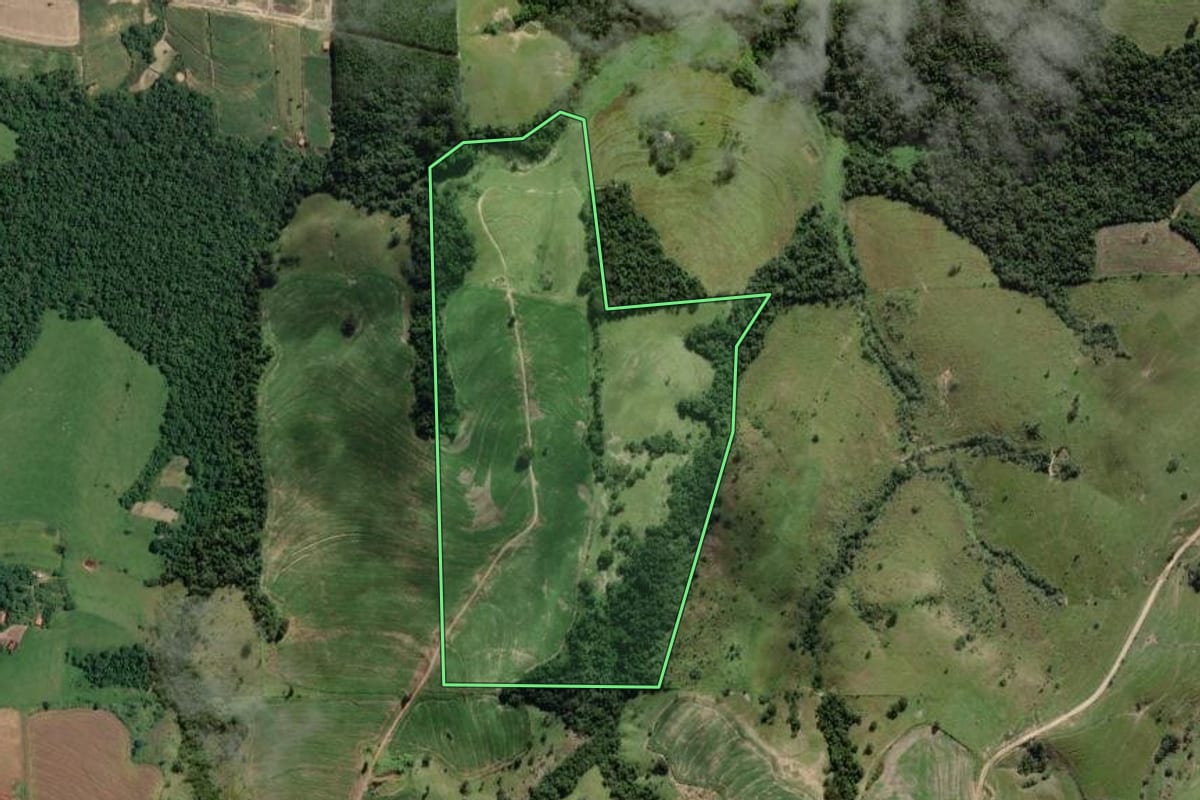 Imagem de satélite do imóvel rural em Barão de Antonina (SP), com o contorno declarado no CAR desenhado por cima.