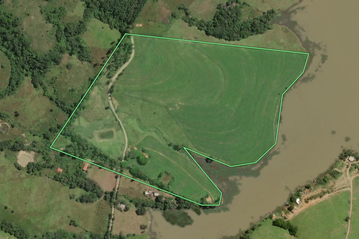 Imagem de satélite do imóvel rural em Barão de Antonina (SP), com o contorno declarado no CAR desenhado por cima.