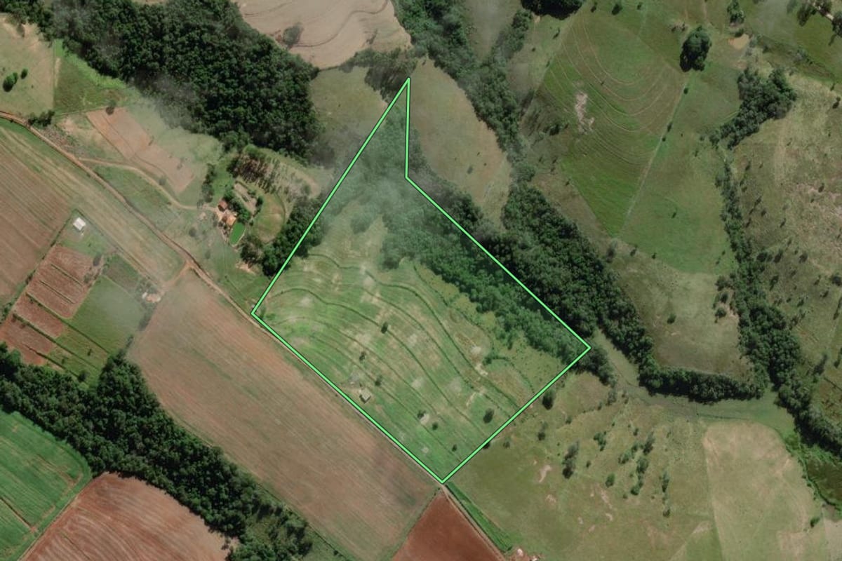 Imagem de satélite do imóvel rural em Barão de Antonina (SP), com o contorno declarado no CAR desenhado por cima.