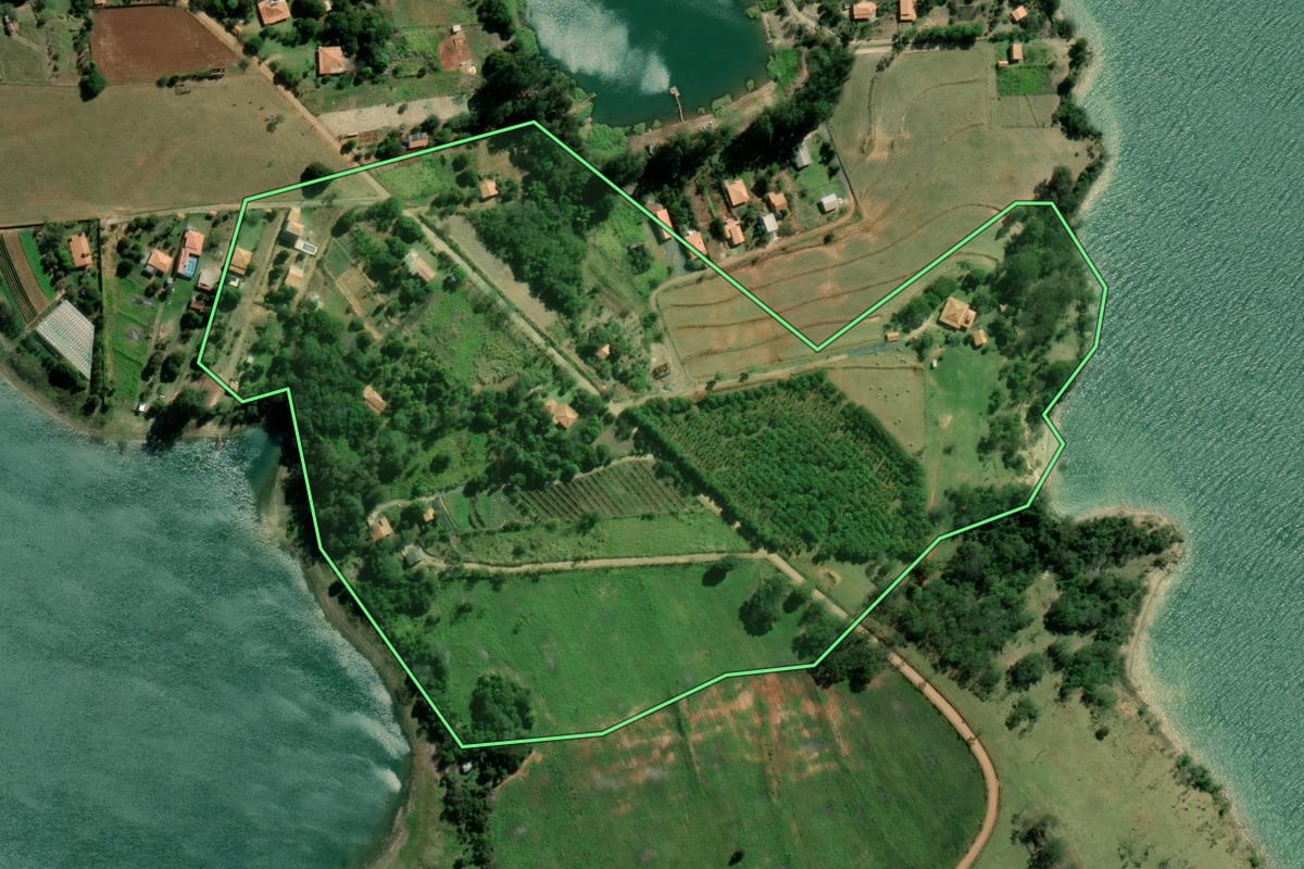 Imagem de satélite do imóvel rural em Barão de Antonina (SP), com o contorno declarado no CAR desenhado por cima.