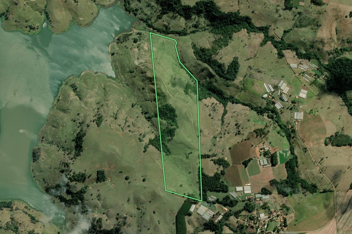 Imagem de satélite do imóvel rural em Barão de Antonina (SP), com o contorno declarado no CAR desenhado por cima.