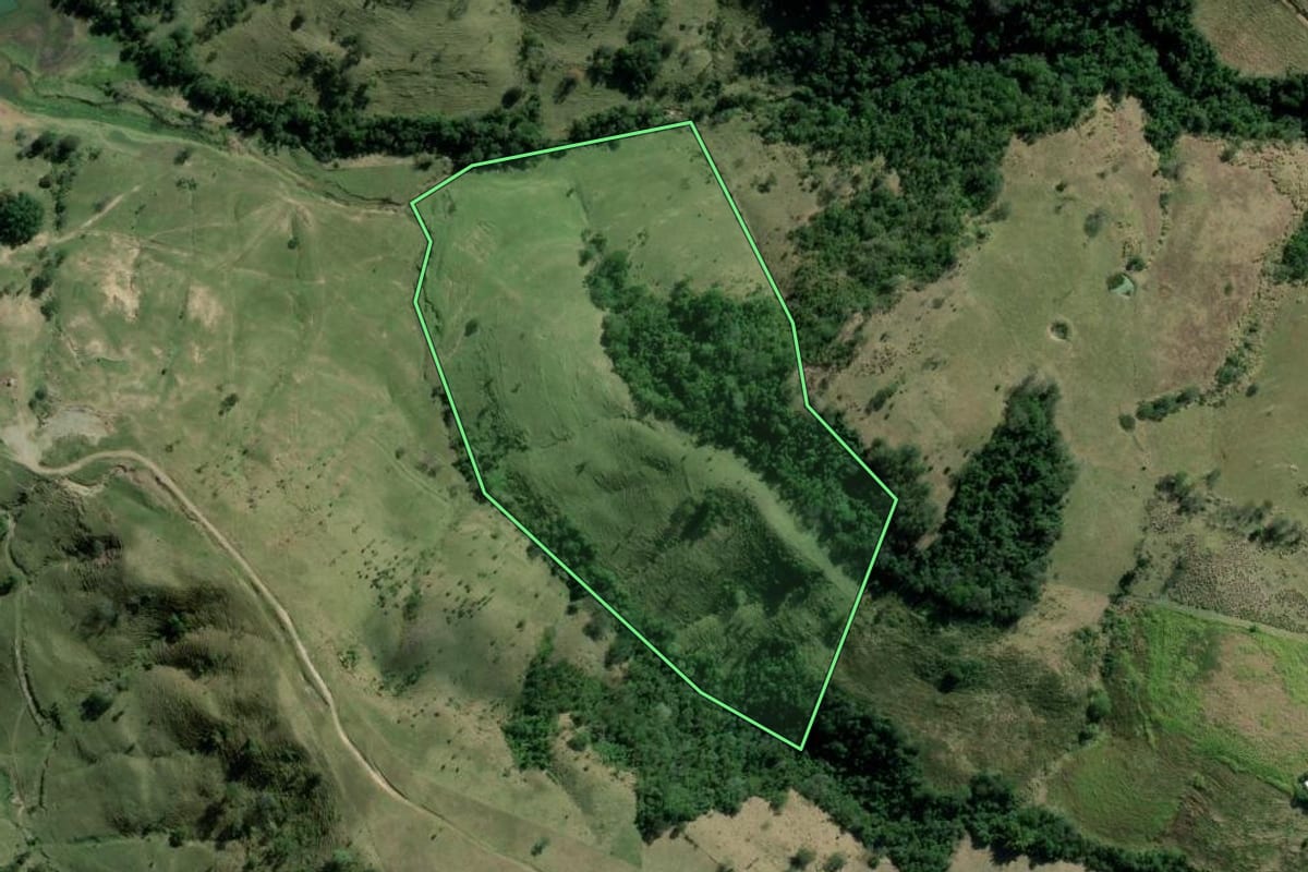 Imagem de satélite do imóvel rural em Barão de Antonina (SP), com o contorno declarado no CAR desenhado por cima.