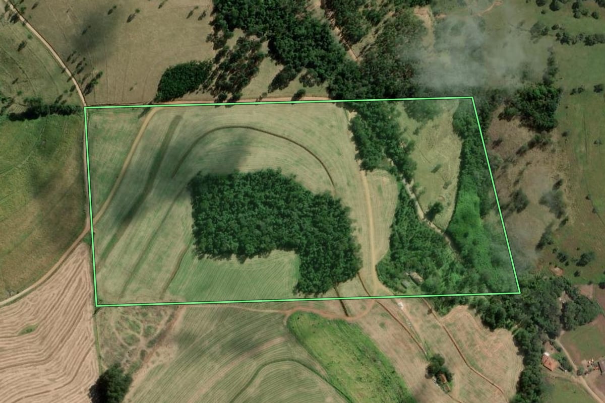 Imagem de satélite do imóvel rural em Barão de Antonina (SP), com o contorno declarado no CAR desenhado por cima.