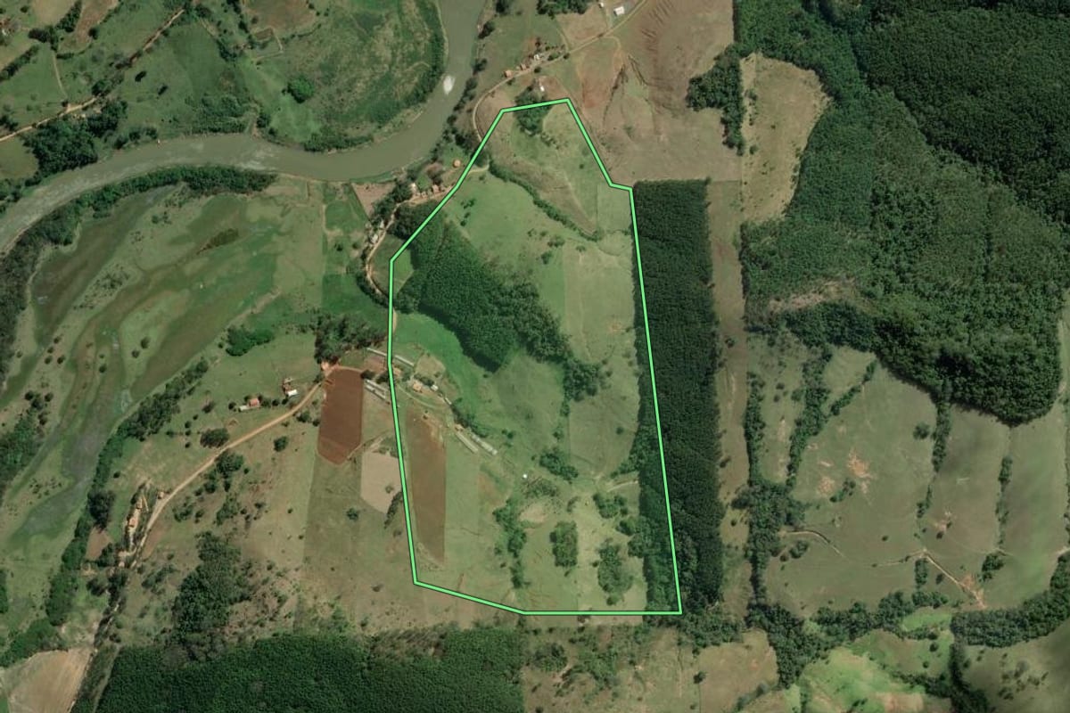 Imagem de satélite do imóvel rural em Barão de Antonina (SP), com o contorno declarado no CAR desenhado por cima.