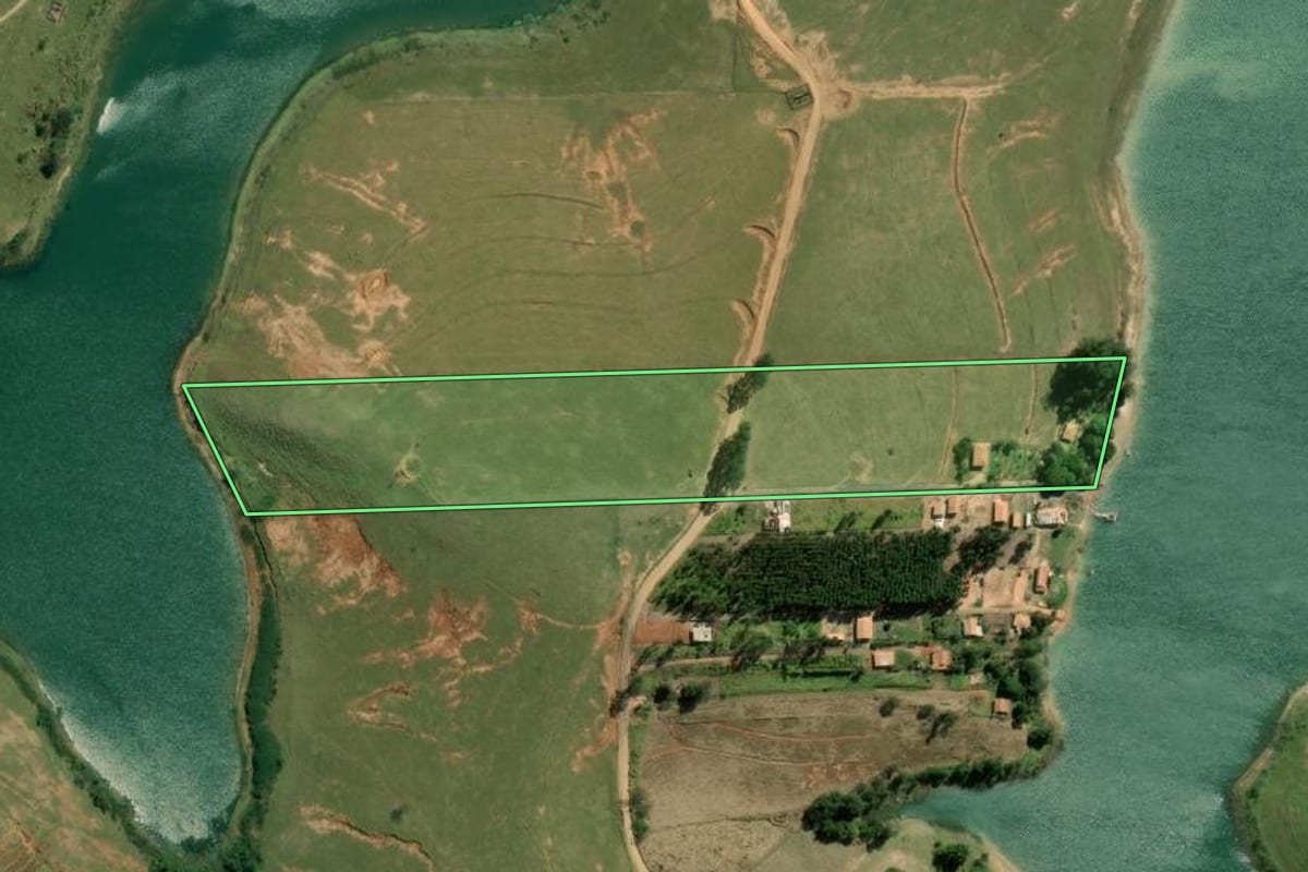 Imagem de satélite do imóvel rural em Barão de Antonina (SP), com o contorno declarado no CAR desenhado por cima.