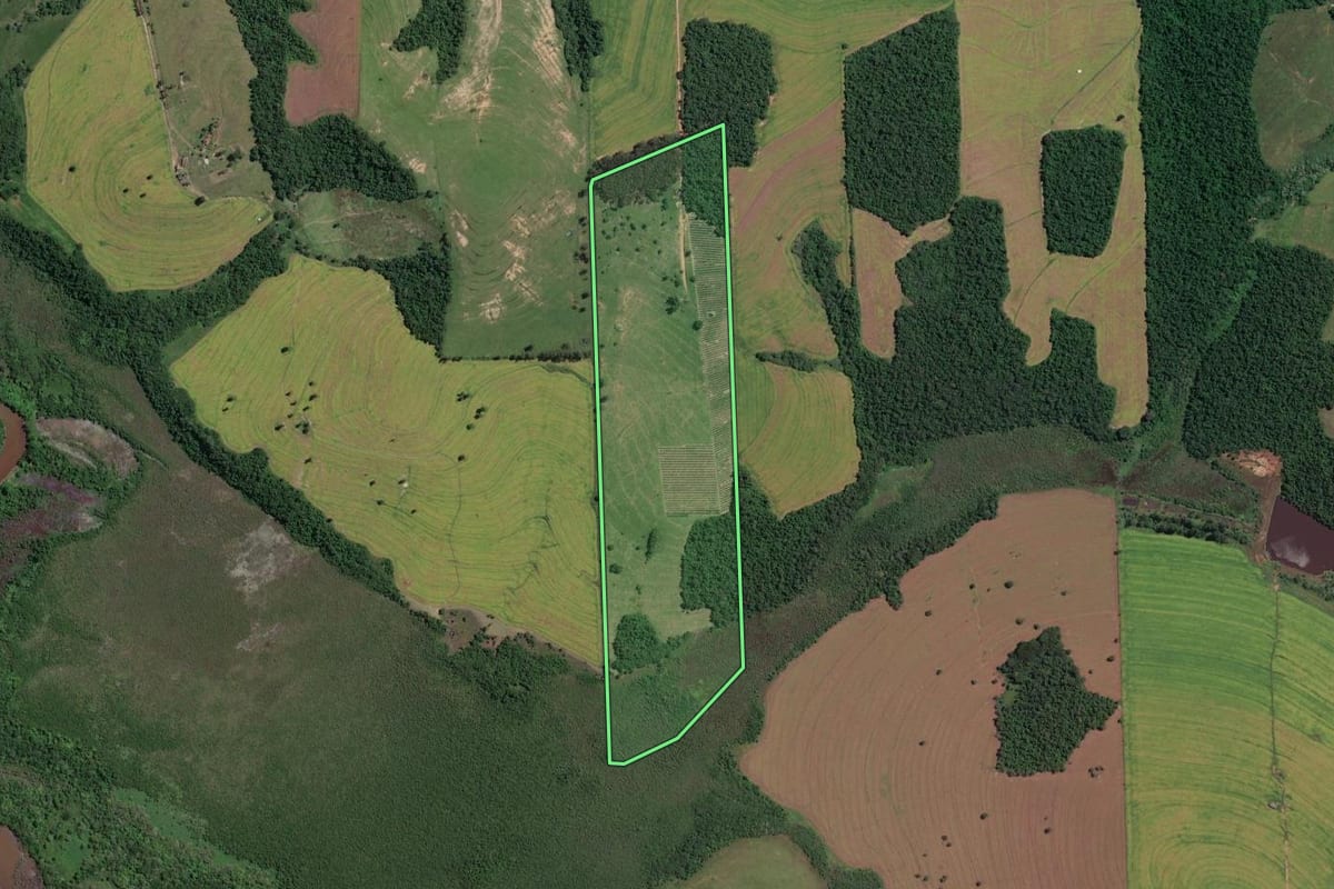Imagem de satélite do imóvel rural em Barão de Antonina (SP), com o contorno declarado no CAR desenhado por cima.