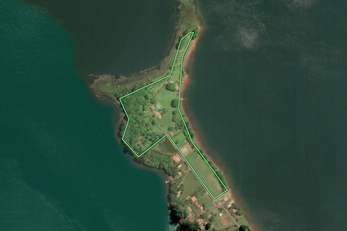 Imagem de satélite do imóvel rural em Barão de Antonina (SP), com o contorno declarado no CAR desenhado por cima.