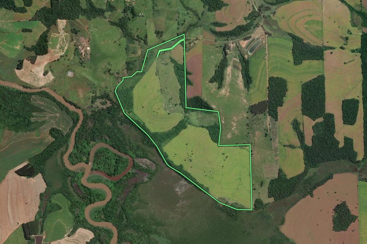 Imagem de satélite do imóvel rural em Barão de Antonina (SP), com o contorno declarado no CAR desenhado por cima.