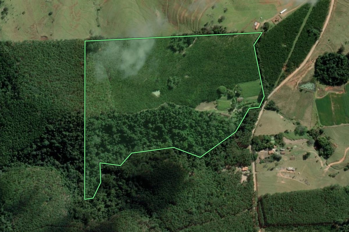 Imagem de satélite do imóvel rural em Barão de Antonina (SP), com o contorno declarado no CAR desenhado por cima.