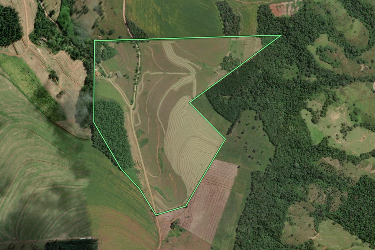 Imagem de satélite do imóvel rural em Barão de Antonina (SP), com o contorno declarado no CAR desenhado por cima.