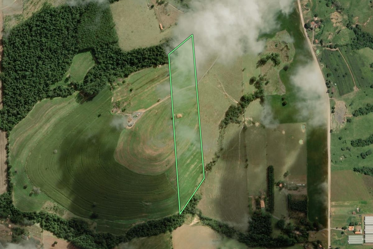 Imagem de satélite do imóvel rural em Barão de Antonina (SP), com o contorno declarado no CAR desenhado por cima.