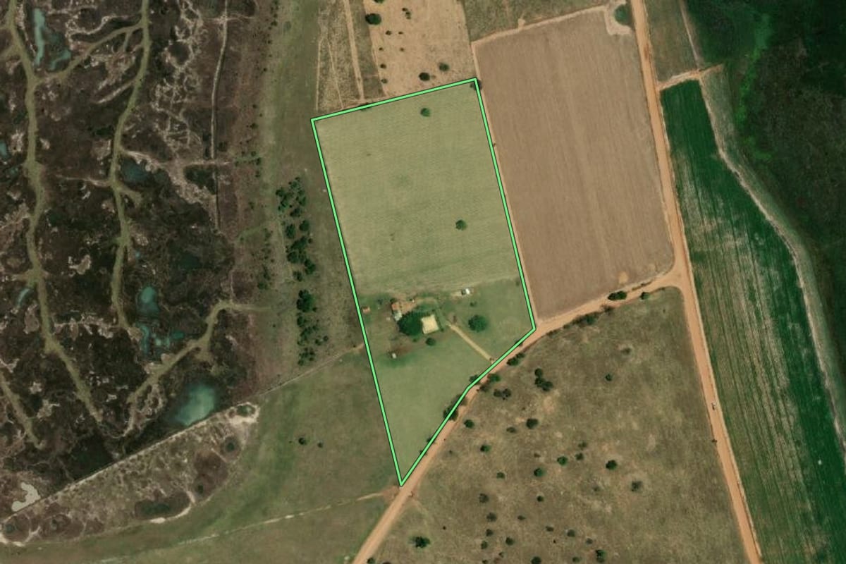 Imagem de satélite do imóvel rural em Barbosa (SP), com o contorno declarado no CAR desenhado por cima.
