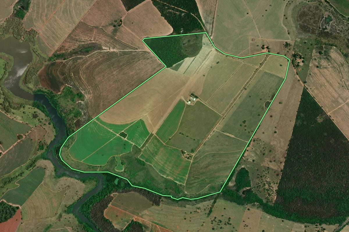 Imagem de satélite do imóvel rural em Barbosa (SP), com o contorno declarado no CAR desenhado por cima.