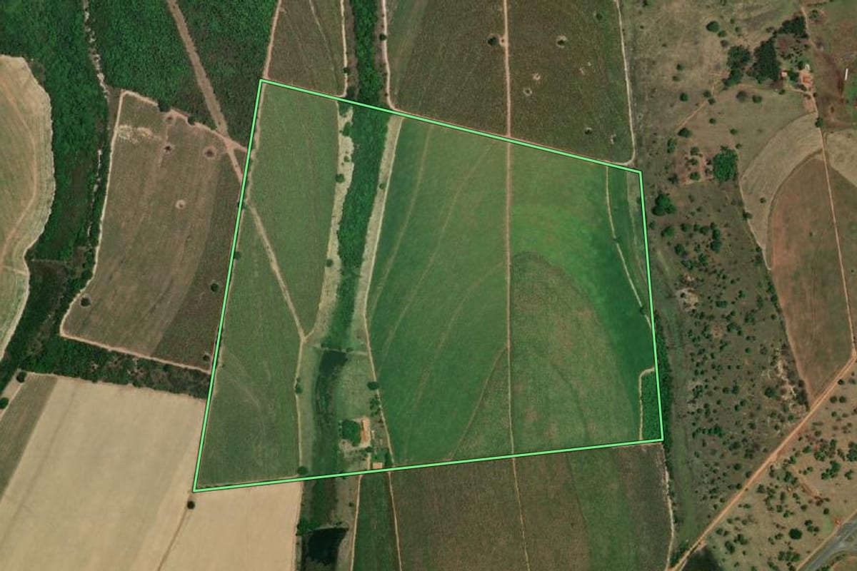 Imagem de satélite do imóvel rural em Barbosa (SP), com o contorno declarado no CAR desenhado por cima.