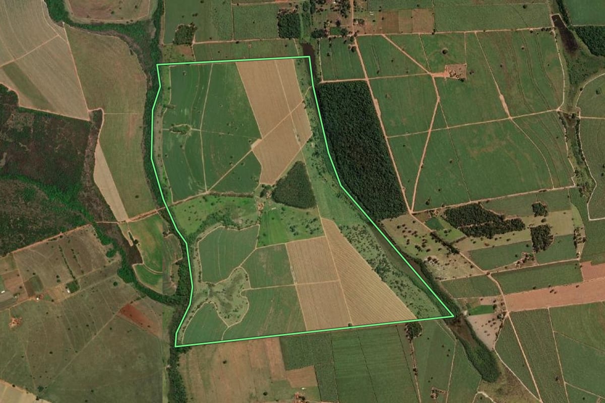 Imagem de satélite do imóvel rural em Barbosa (SP), com o contorno declarado no CAR desenhado por cima.