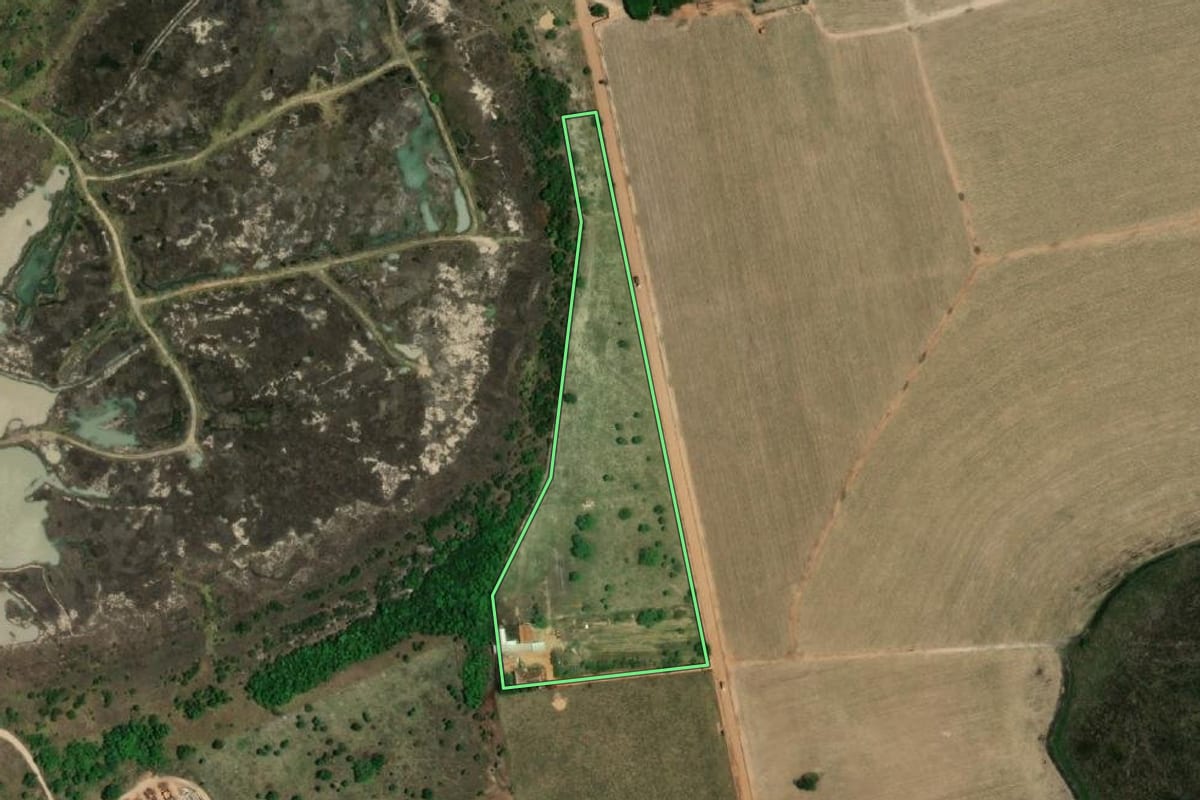 Imagem de satélite do imóvel rural em Barbosa (SP), com o contorno declarado no CAR desenhado por cima.