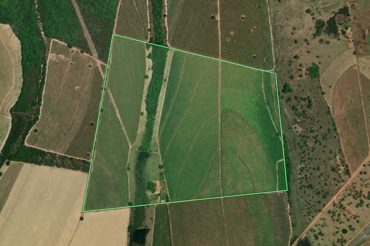 Imagem de satélite do imóvel rural em Barbosa (SP), com o contorno declarado no CAR desenhado por cima.