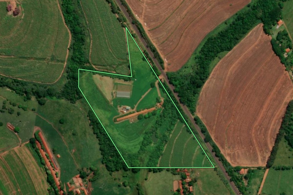 Imagem de satélite do imóvel rural em Bariri (SP), com o contorno declarado no CAR desenhado por cima.