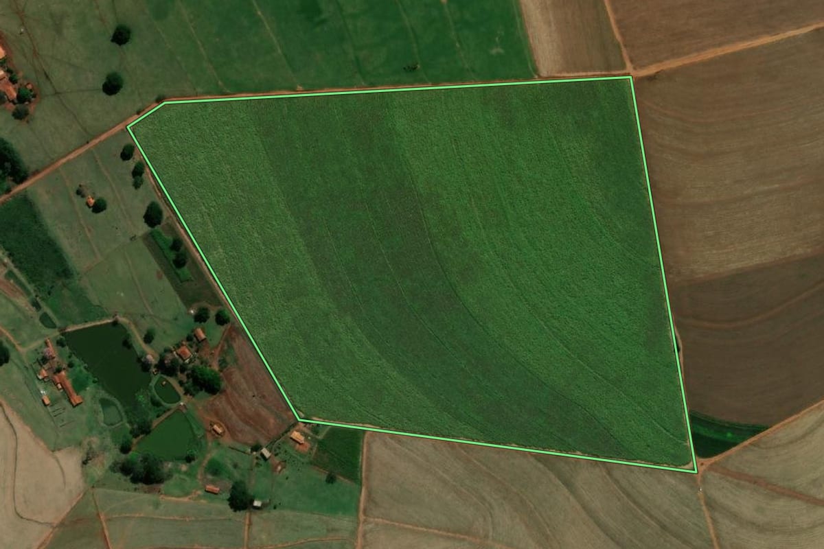 Imagem de satélite do imóvel rural em Bariri (SP), com o contorno declarado no CAR desenhado por cima.
