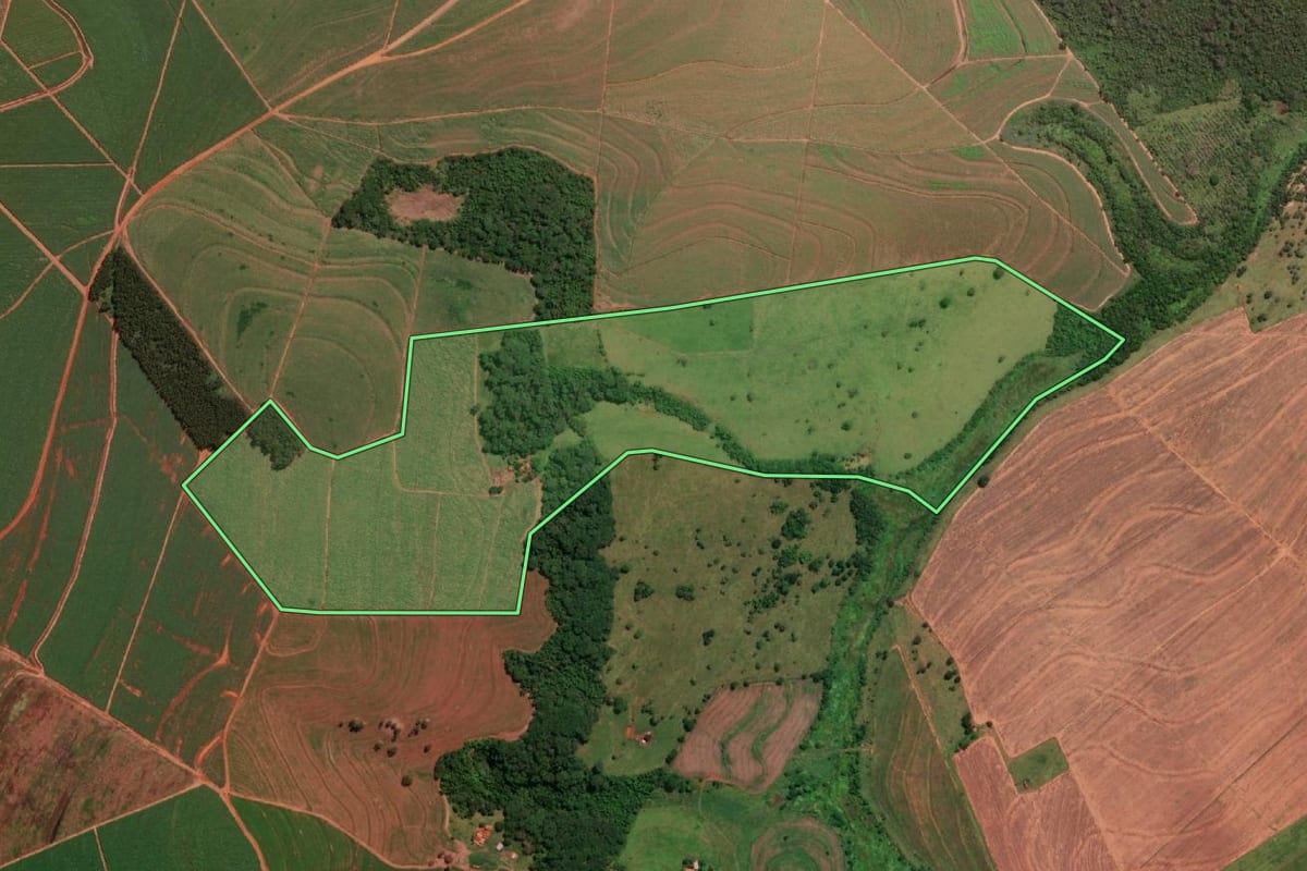 Imagem de satélite do imóvel rural em Bariri (SP), com o contorno declarado no CAR desenhado por cima.