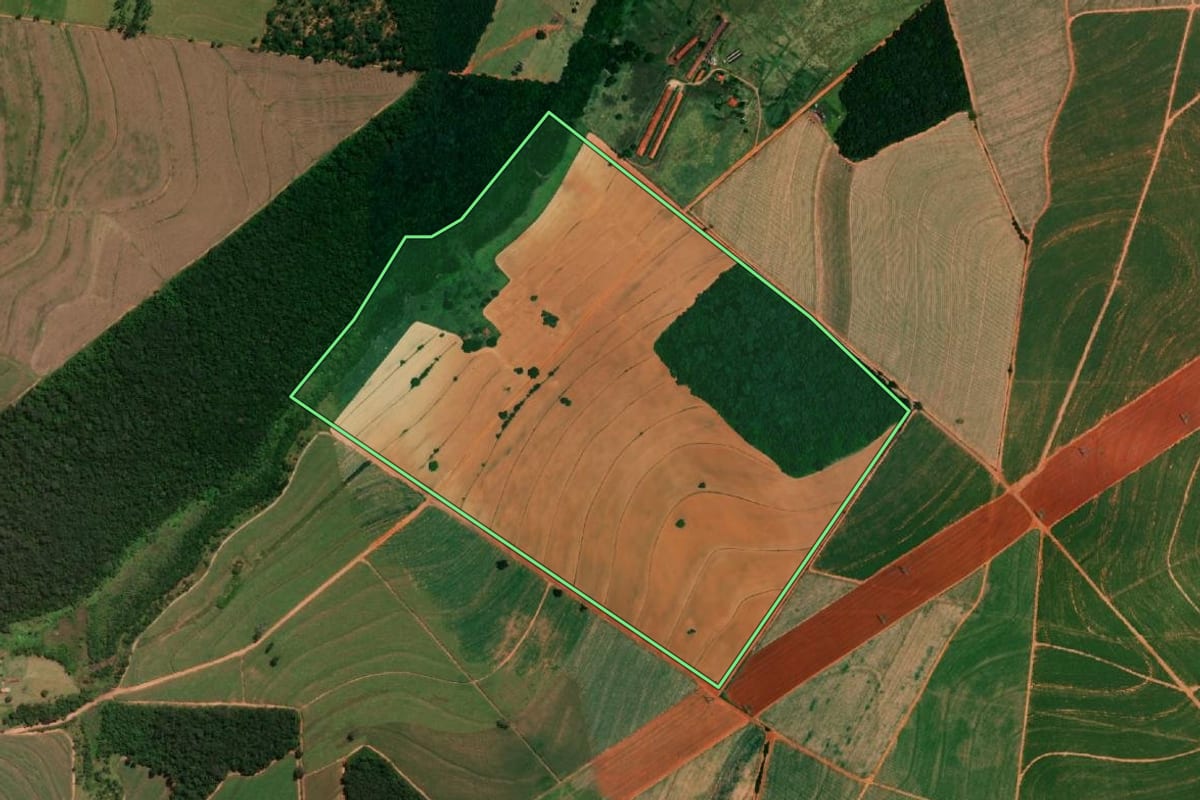 Imagem de satélite do imóvel rural em Bariri (SP), com o contorno declarado no CAR desenhado por cima.