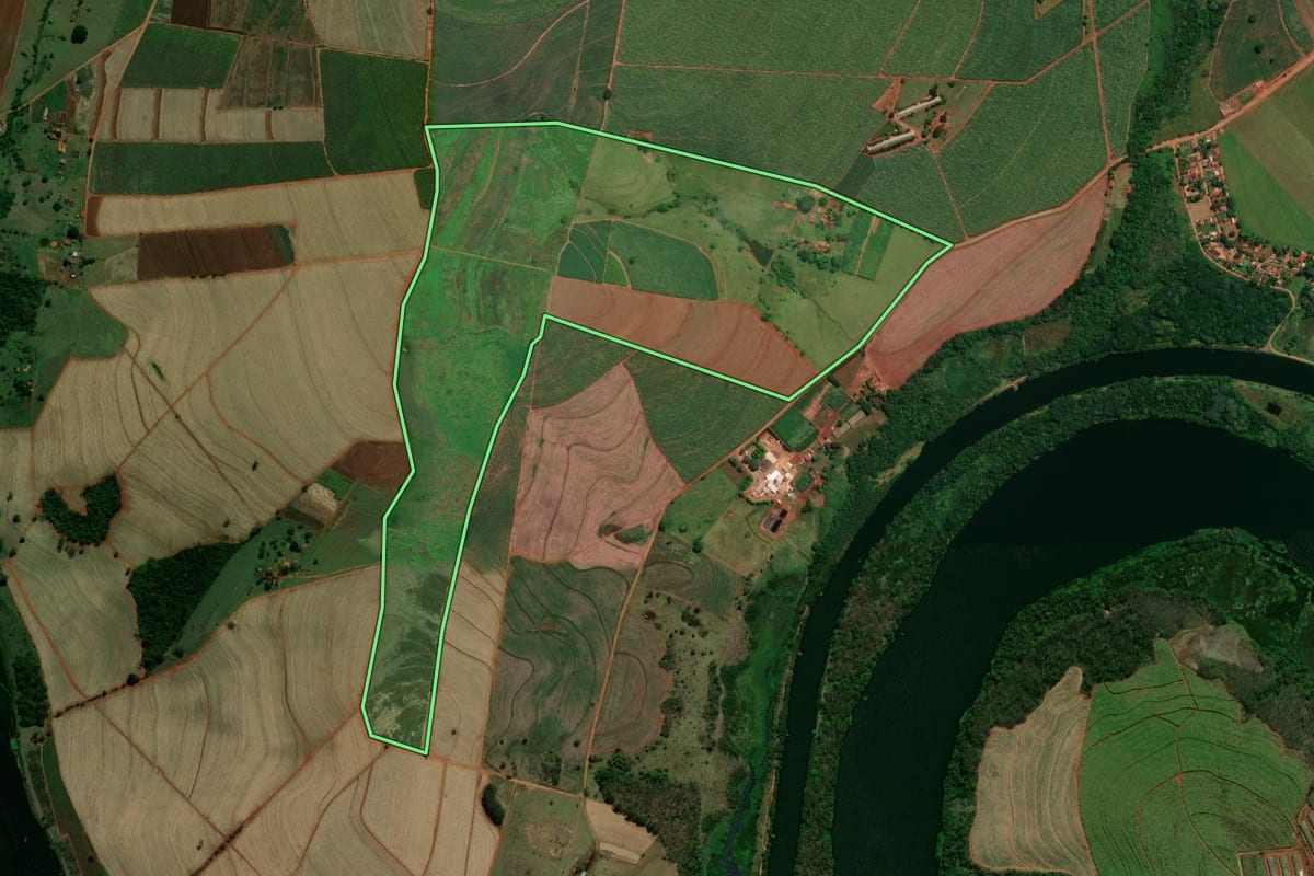 Imagem de satélite do imóvel rural em Bariri (SP), com o contorno declarado no CAR desenhado por cima.