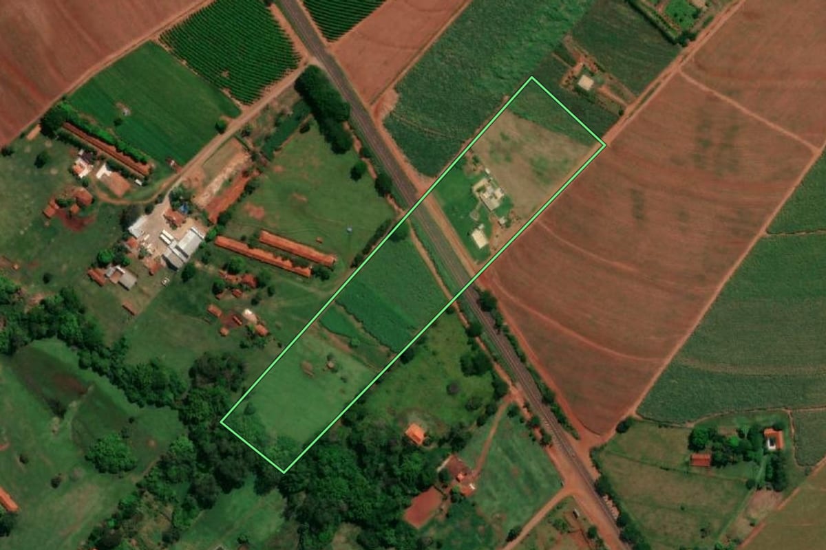 Imagem de satélite do imóvel rural em Bariri (SP), com o contorno declarado no CAR desenhado por cima.