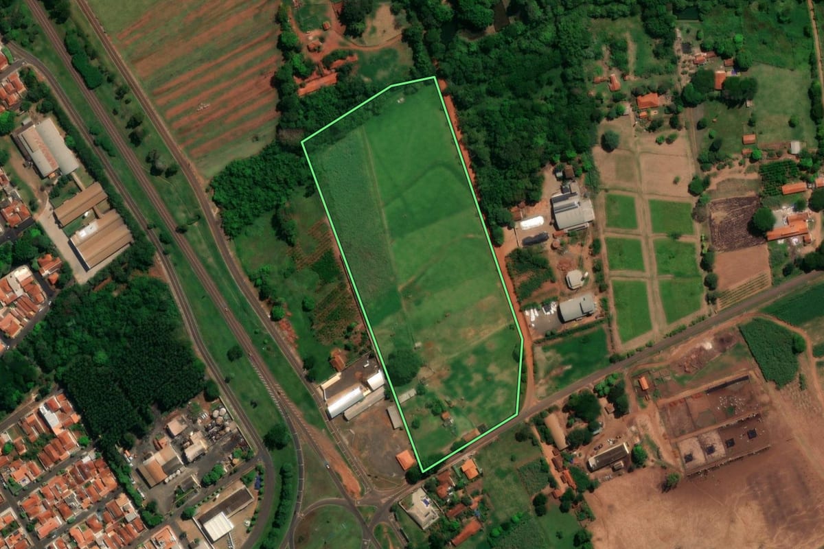 Imagem de satélite do imóvel rural em Bariri (SP), com o contorno declarado no CAR desenhado por cima.