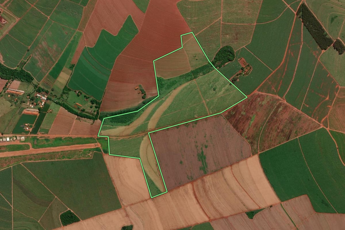 Imagem de satélite do imóvel rural em Bariri (SP), com o contorno declarado no CAR desenhado por cima.