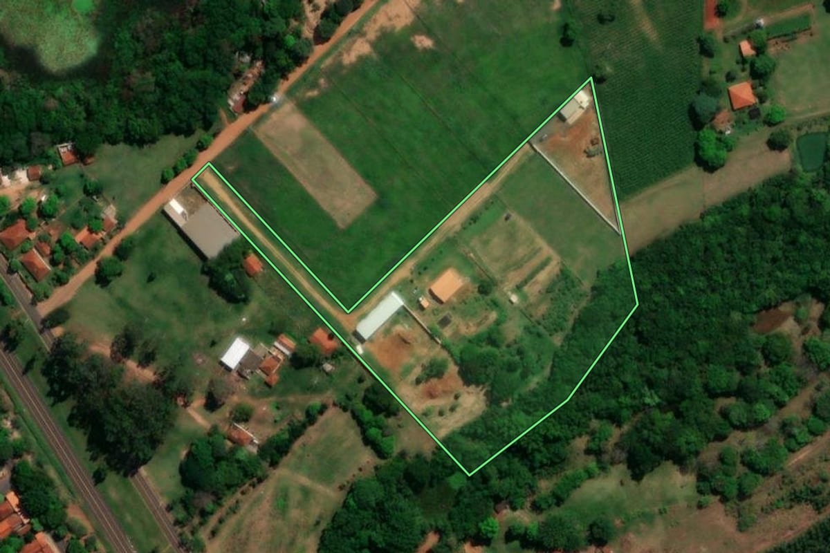 Imagem de satélite do imóvel rural em Bariri (SP), com o contorno declarado no CAR desenhado por cima.