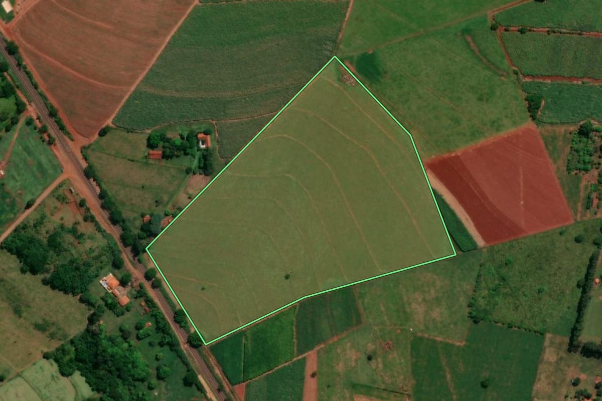 Imagem de satélite do imóvel rural em Bariri (SP), com o contorno declarado no CAR desenhado por cima.