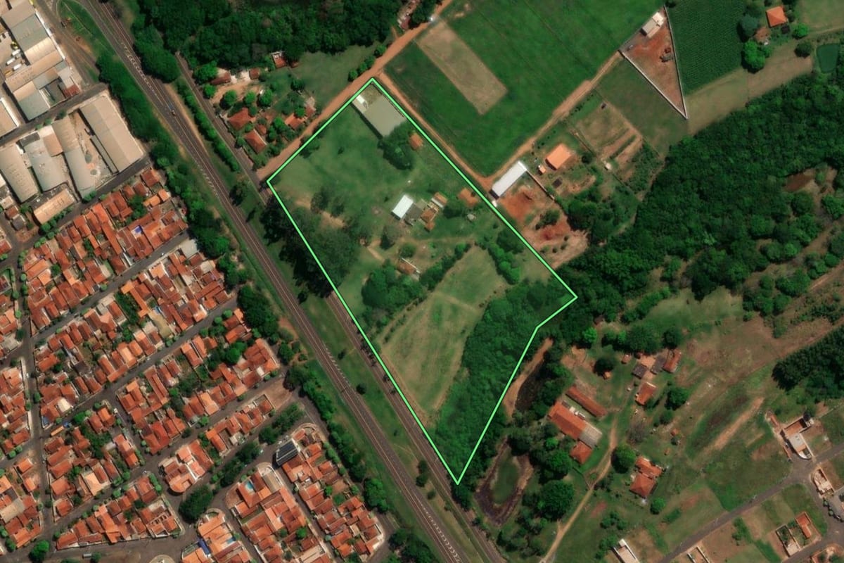 Imagem de satélite do imóvel rural em Bariri (SP), com o contorno declarado no CAR desenhado por cima.