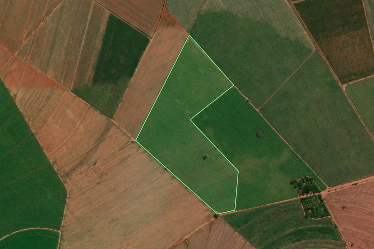 Imagem de satélite do imóvel rural em Bariri (SP), com o contorno declarado no CAR desenhado por cima.