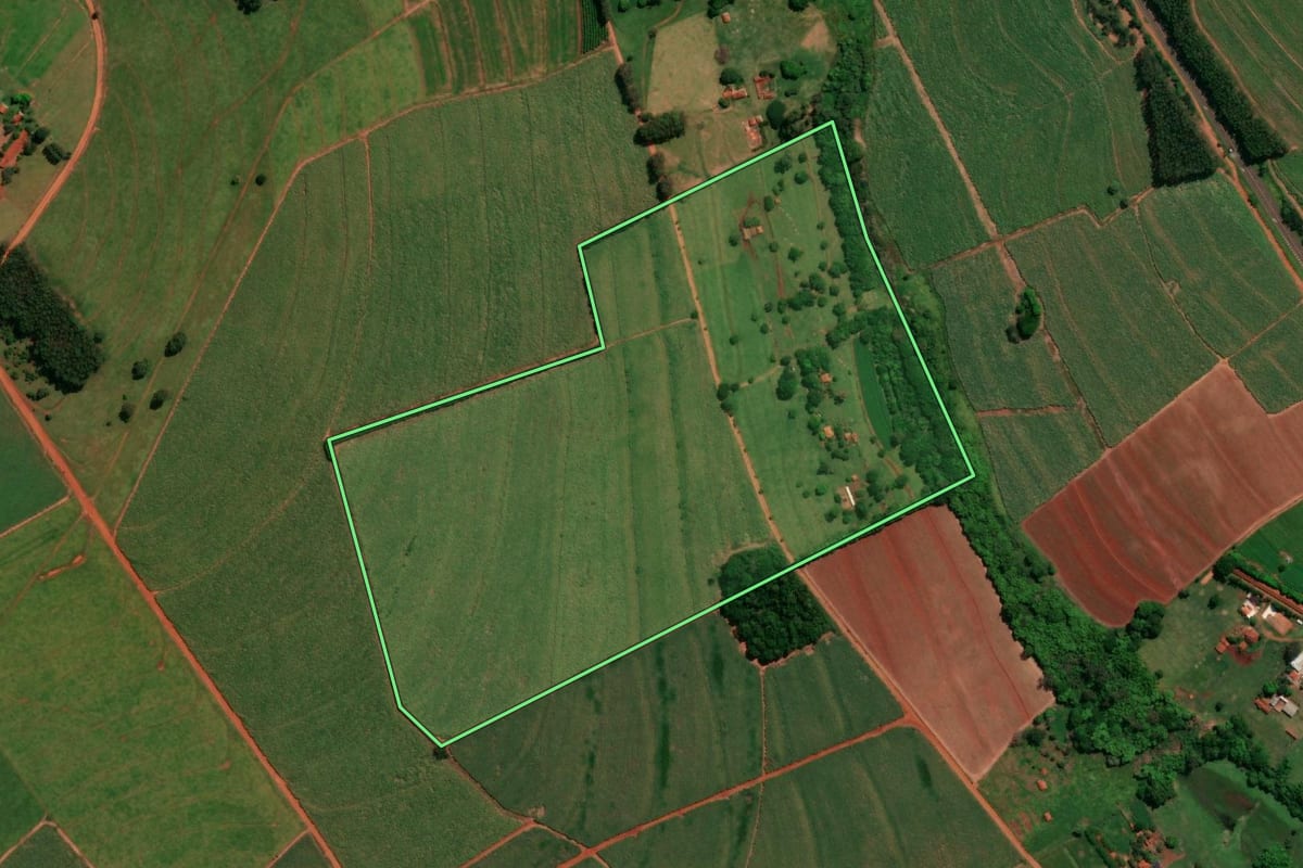 Imagem de satélite do imóvel rural em Bariri (SP), com o contorno declarado no CAR desenhado por cima.