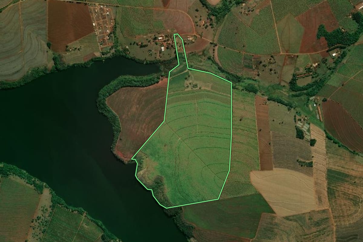 Imagem de satélite do imóvel rural em Bariri (SP), com o contorno declarado no CAR desenhado por cima.