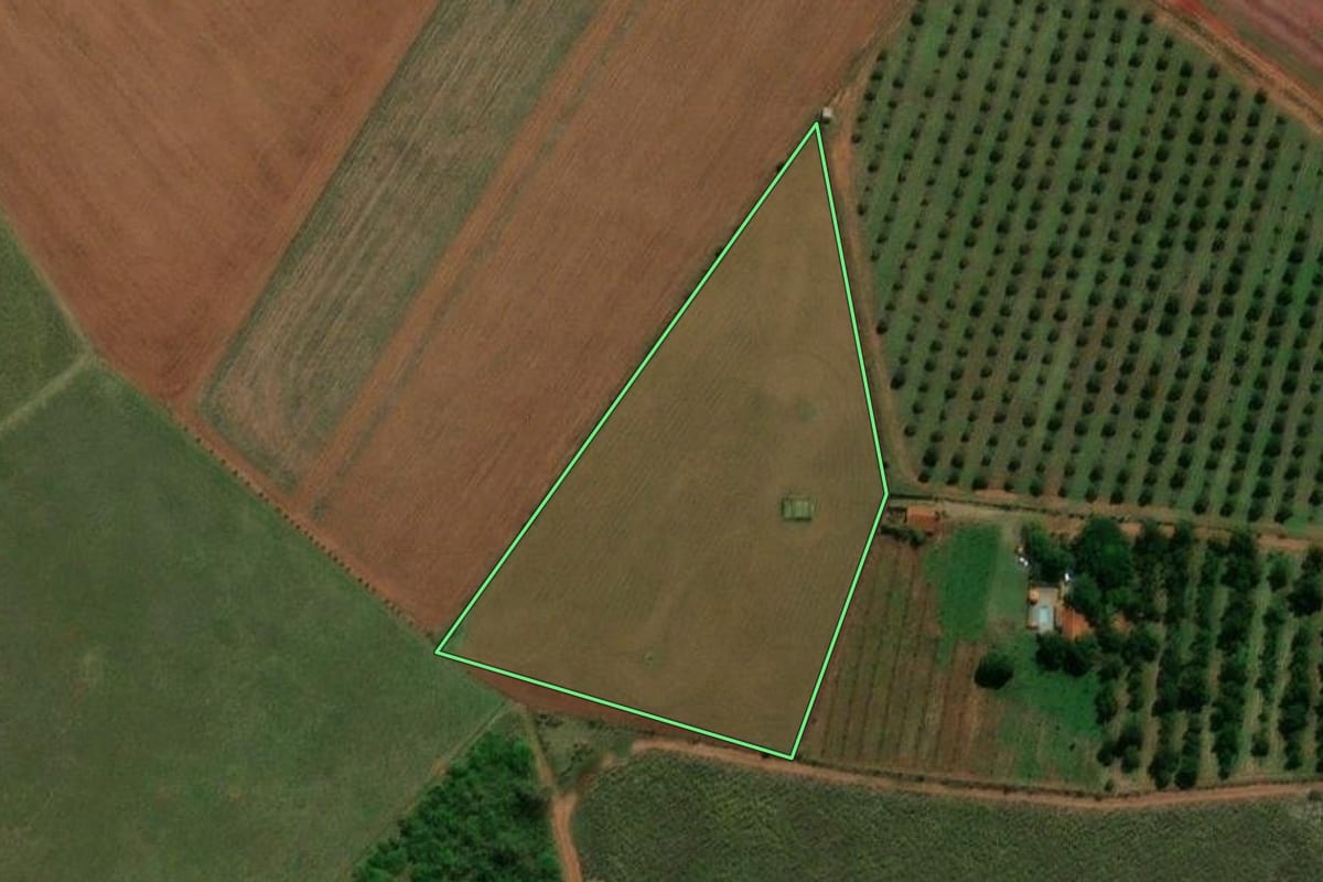 Imagem de satélite do imóvel rural em Bariri (SP), com o contorno declarado no CAR desenhado por cima.
